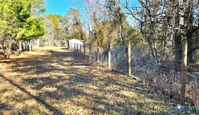 459 Willow Ln, Topping, VA 23169