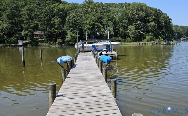 459 Willow Ln, Topping, VA 23169