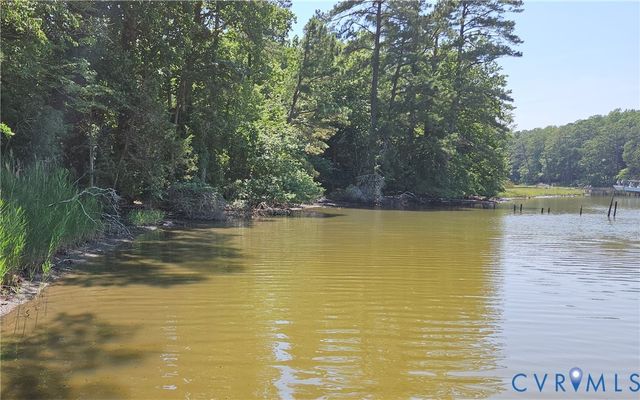 459 Willow Ln, Topping, VA 23169