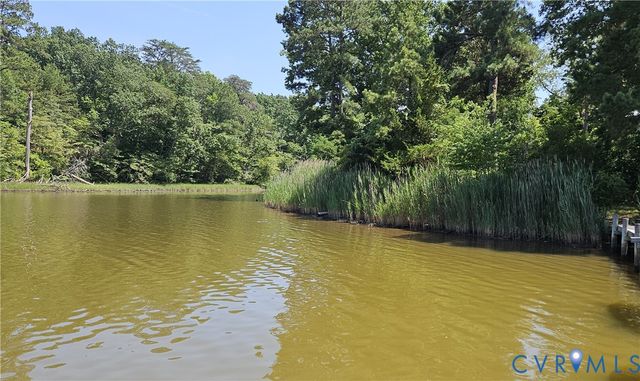 459 Willow Ln, Topping, VA 23169