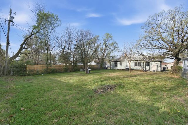 1050 N Pinecrest, Wichita, KS 67208