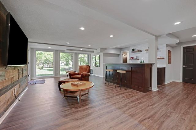 10404 W 150th Terrace, Overland Park, KS 66221