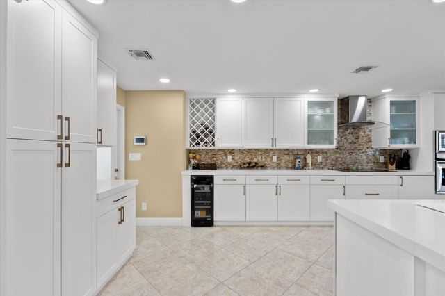 2141 NE 29th Street, Lighthouse Point, FL 33064