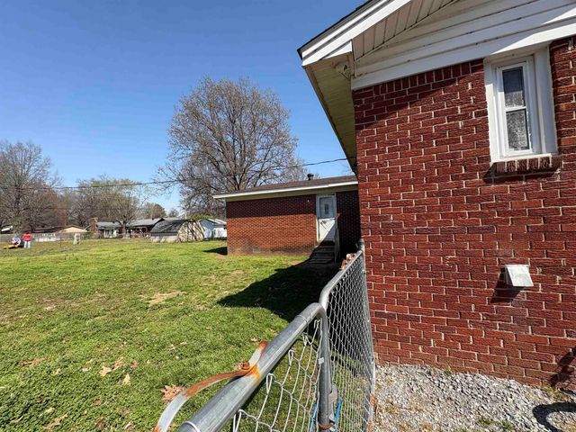 1402 Basil St, Corning, AR 72422