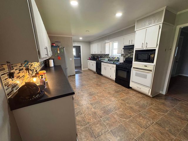 1402 Basil St, Corning, AR 72422