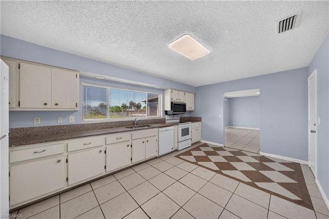 1418 SE 23rd TER, Cape Coral, FL 33990