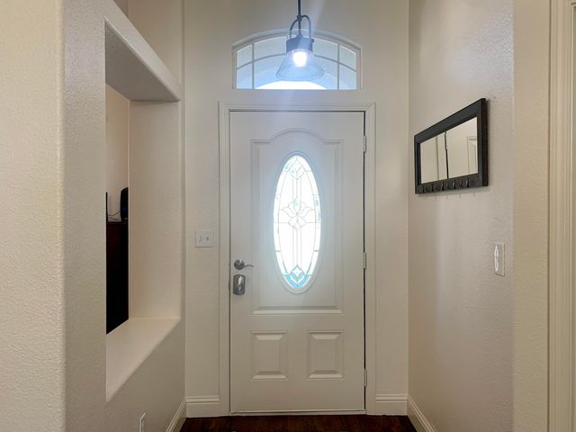 1067 N Roberta Way, Porterville, CA 93257