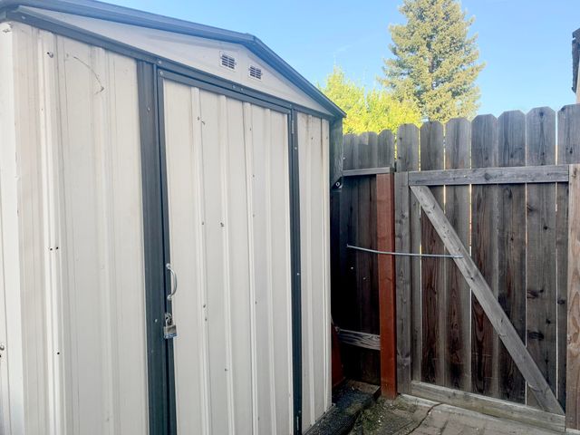 1067 N Roberta Way, Porterville, CA 93257