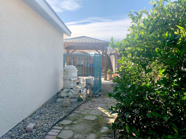 1067 N Roberta Way, Porterville, CA 93257