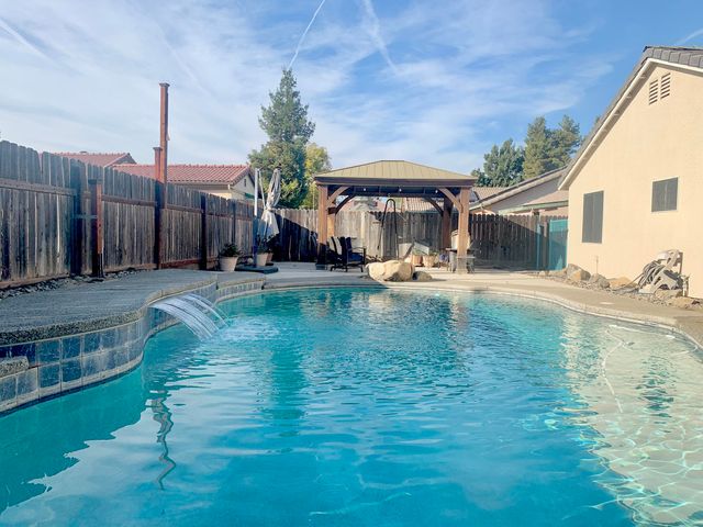 1067 N Roberta Way, Porterville, CA 93257