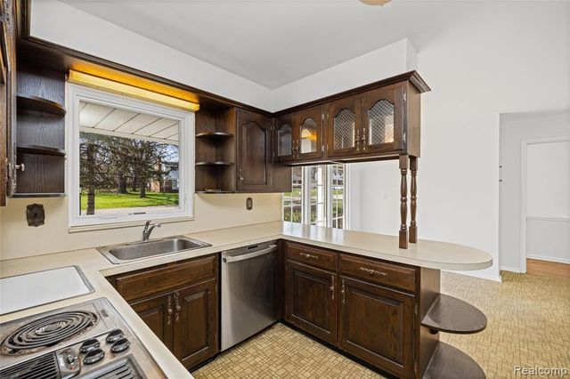 7077 Brookridge Drive, West Bloomfield, MI 48322