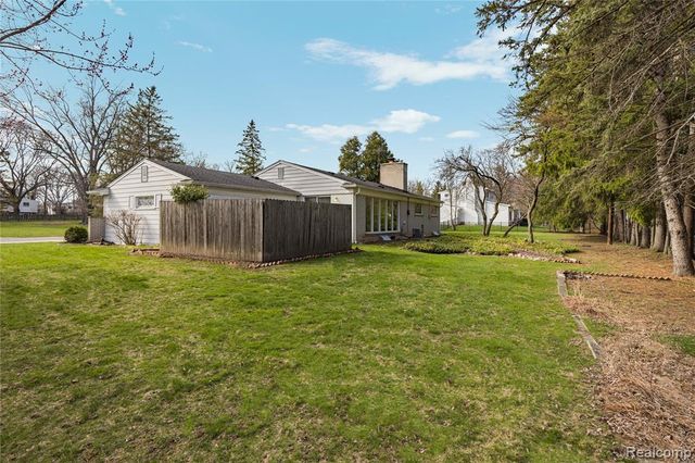 7077 Brookridge Drive, West Bloomfield, MI 48322