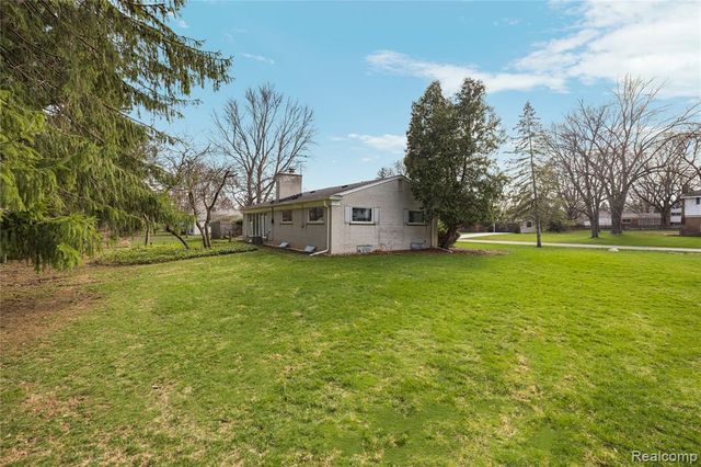 7077 Brookridge Drive, West Bloomfield, MI 48322