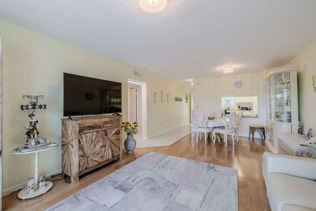 2333 Indian River Boulevard 306, Vero Beach, FL 32960