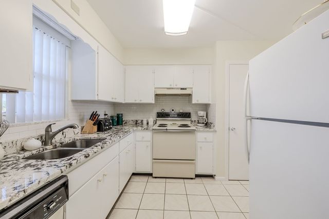 2333 Indian River Boulevard 306, Vero Beach, FL 32960