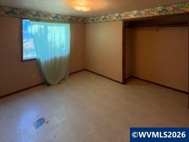 1105 Orchard Ln, Woodburn, OR 97071