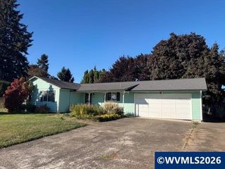 1105 Orchard Ln, Woodburn, OR 97071