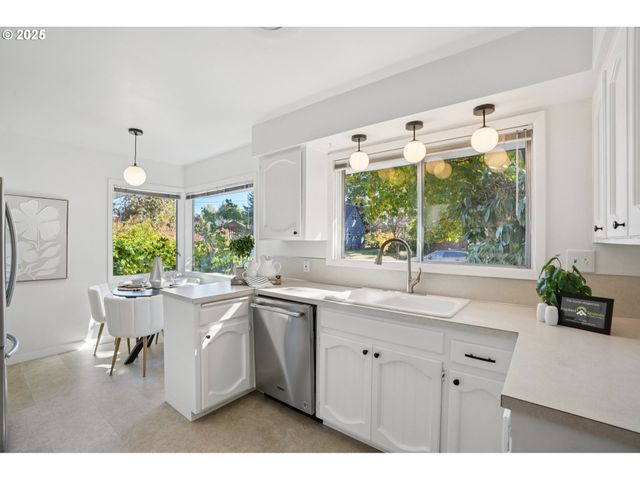 11851 Se MADISON St, Portland, OR 97216