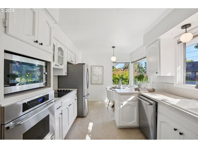 11851 Se MADISON St, Portland, OR 97216