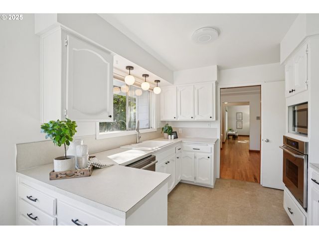 11851 Se MADISON St, Portland, OR 97216