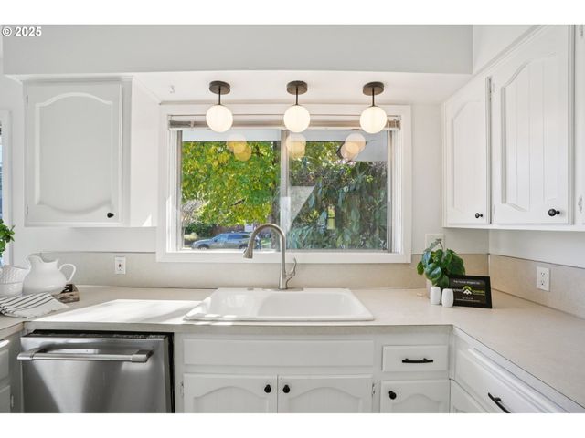 11851 Se MADISON St, Portland, OR 97216