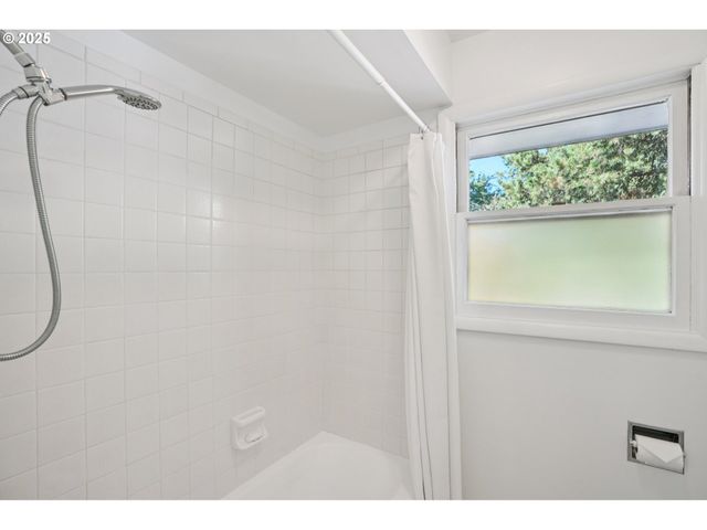 11851 Se MADISON St, Portland, OR 97216