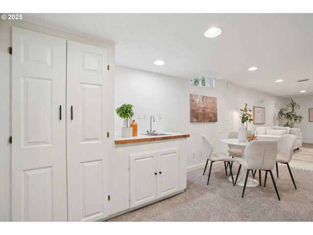 11851 Se MADISON St, Portland, OR 97216