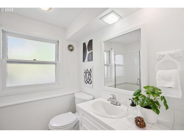 11851 Se MADISON St, Portland, OR 97216