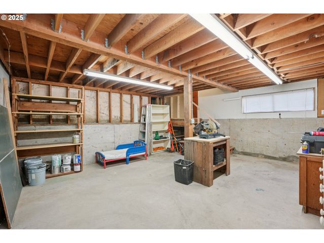 11851 Se MADISON St, Portland, OR 97216