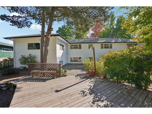 11851 Se MADISON St, Portland, OR 97216