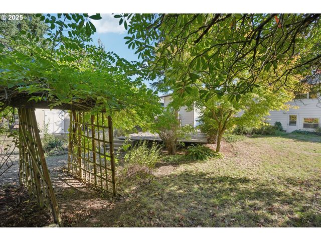 11851 Se MADISON St, Portland, OR 97216