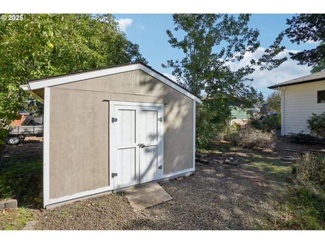 11851 Se MADISON St, Portland, OR 97216