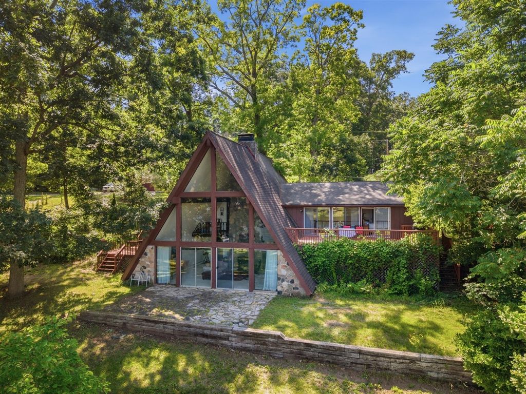 11881 Westshore Drive, Pinckney, MI 48169
