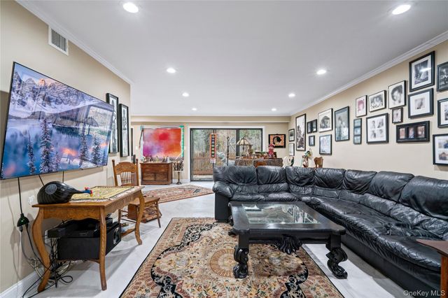 38 Maple Court, Jericho, NY 11753