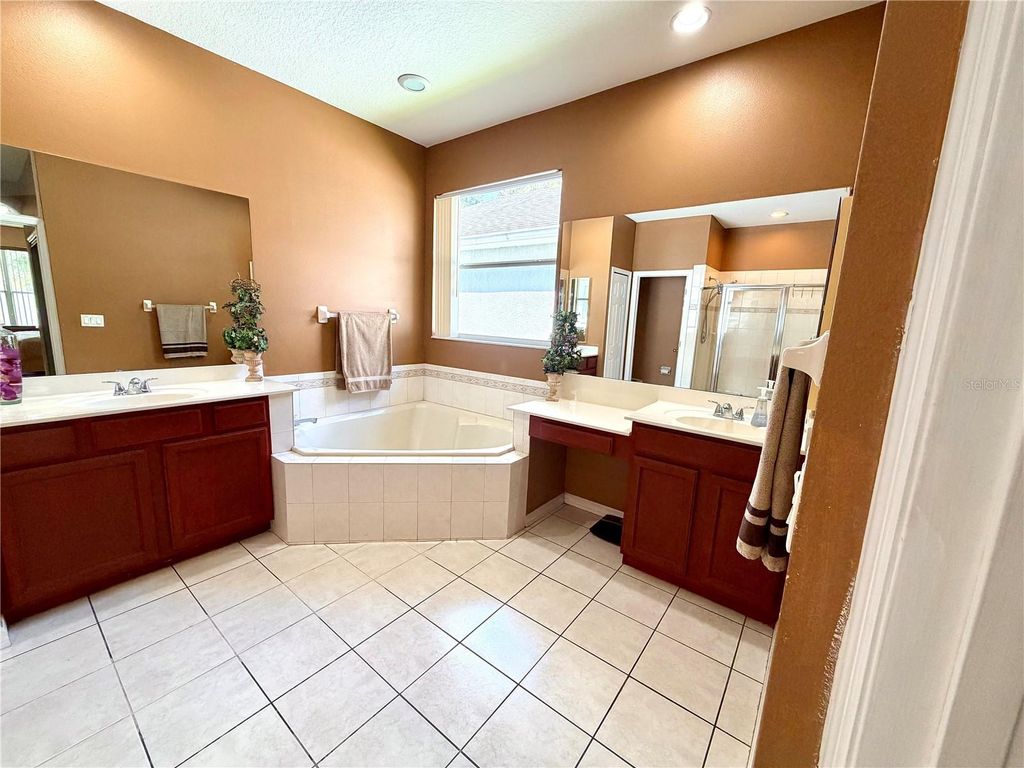 Image 20 of property listing at 8494 LAKE WAVERLY LANE, Orlando, FL 32829