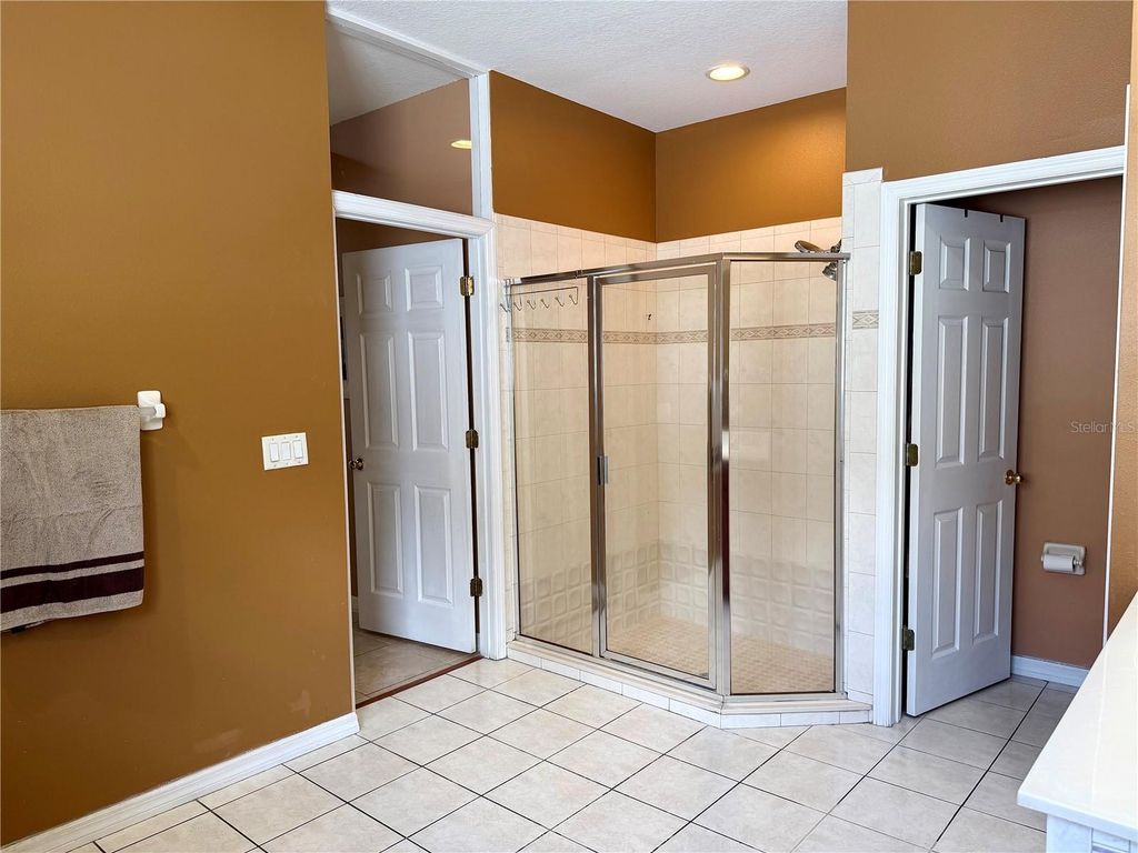 Image 22 of property listing at 8494 LAKE WAVERLY LANE, Orlando, FL 32829
