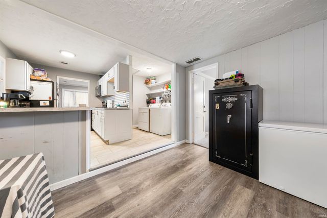 1250 Maple Court, Evansville, IN 47714