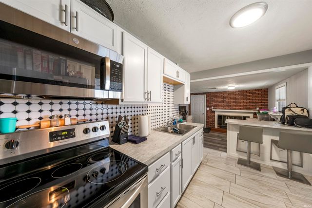 1250 Maple Court, Evansville, IN 47714