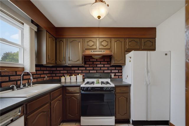 11 Old Barrington Road, East Providence, RI 02915