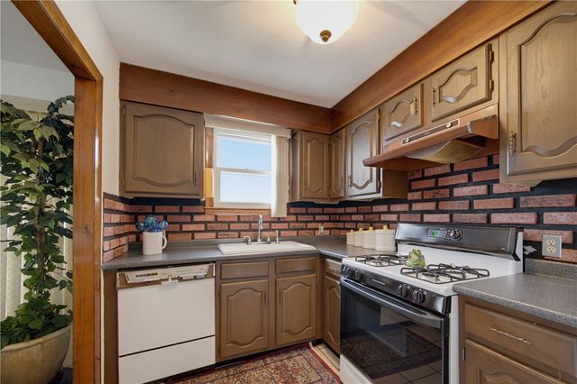 11 Old Barrington Road, East Providence, RI 02915