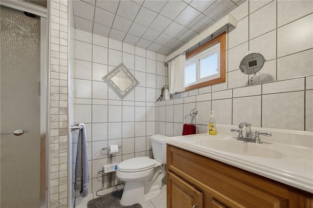11 Old Barrington Road, East Providence, RI 02915