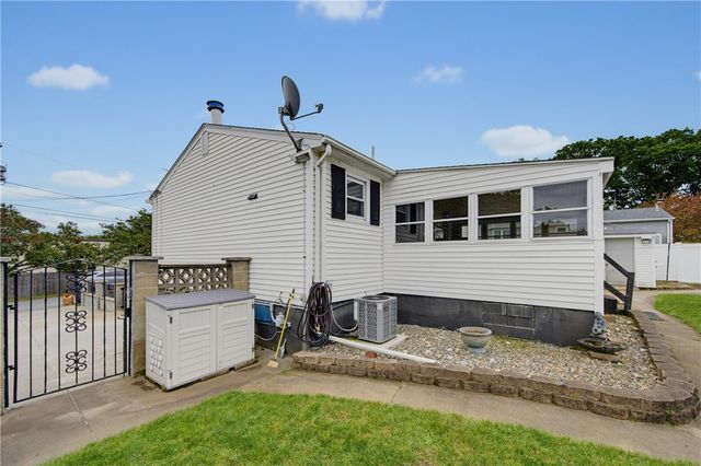 11 Old Barrington Road, East Providence, RI 02915