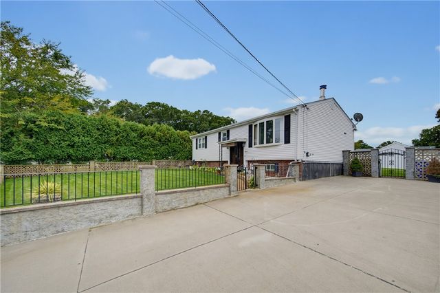11 Old Barrington Road, East Providence, RI 02915