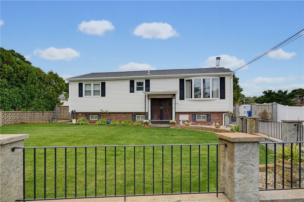 11 Old Barrington Road, East Providence, RI 02915