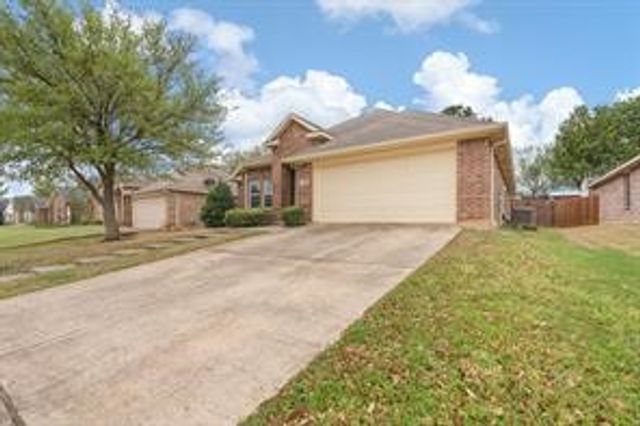 1002 Hidden Oaks Drive, Burleson, TX 76028