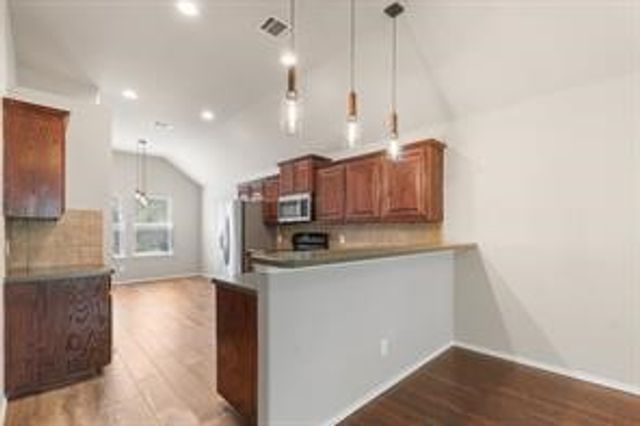 1002 Hidden Oaks Drive, Burleson, TX 76028