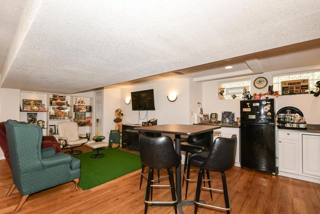 4915 W Woodlawn COURT, Milwaukee, WI 53208
