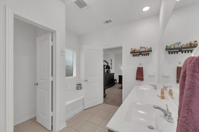 218 Oldbridge DR, Hutto, TX 78634