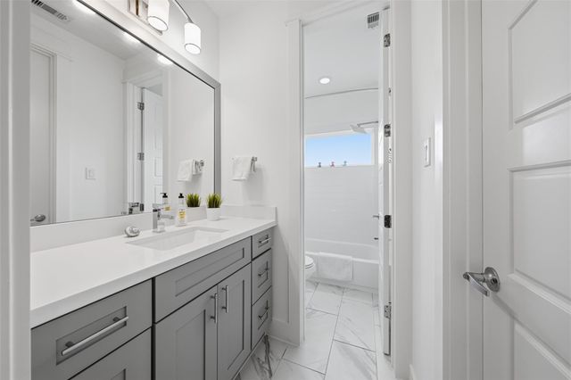 327 Yale Oaks Lane, Houston, TX 77091