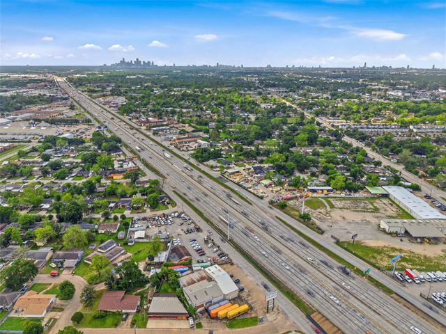 327 Yale Oaks Lane, Houston, TX 77091